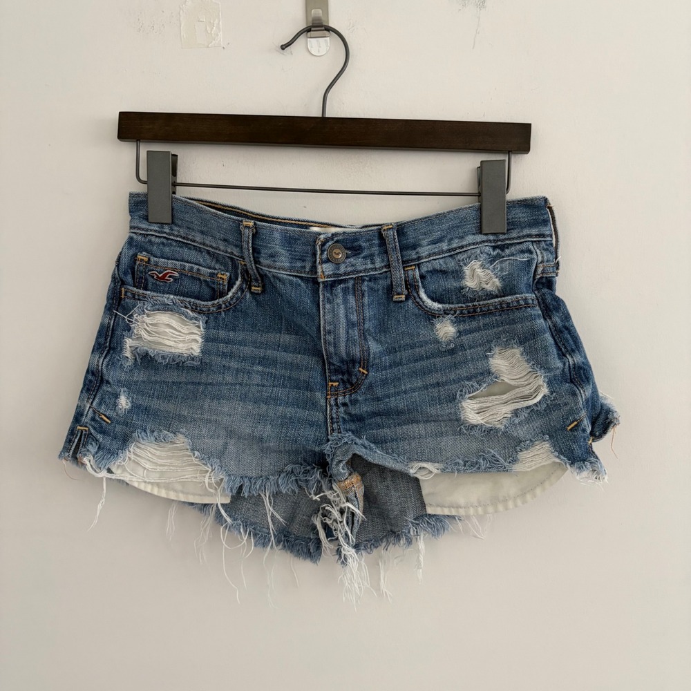 Hollister Low Rise Distressed Denim Cut Off Shorts Medium Wash Size 5 W27